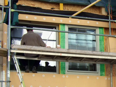 Montage der Holzskelettbau-Fassade
