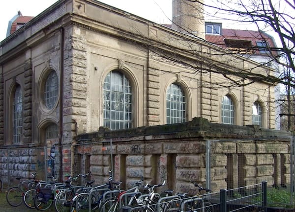 Schulhofseite mit Graffiti vor der Sanierung
