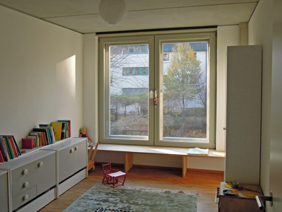 Kinderzimmer mit Kastenfenster